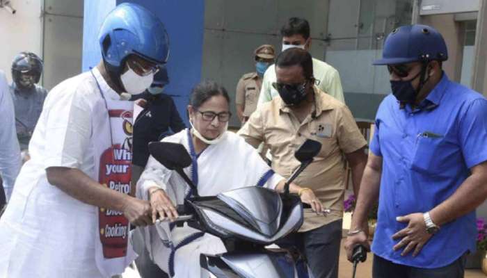 &#039;যে কোনও জায়গায় একা একা চলে যাব&#039;, প্রথমবার ই-স্কুটি চালিয়ে বললেন Mamata