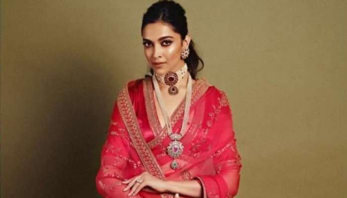 Deepika-কে ঘিরে ধরল জনতা, চলল ব্যাগ ধরে টানাহেঁচড়া