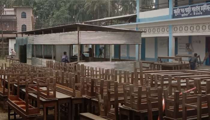 WB assembly election 2021: রোদে-জলে নষ্ট হচ্ছে স্কুলের চেয়ার-টেবিল, ক্ষুব্ধ এলাকাবাসী 
