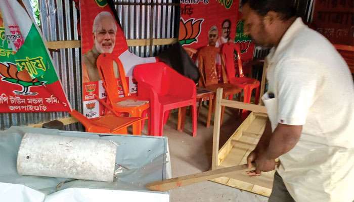 WB Assenmby Election 2021: প্রার্থী নাপসন্দ; জলপাইগুড়িতে দলীয় কার্যালয় ভাঙচুর করে তাণ্ডব, দুর্গাপুরে বিক্ষোভ BJP কর্মীদের