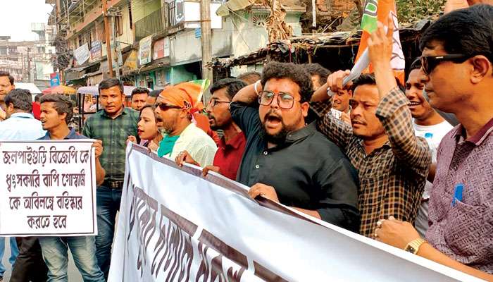 WB Assembly Election 2021: তুলকালাম BJP-র জেলা দফতর, প্রার্থী বদলের দাবিতে অবস্থান বিক্ষোভে দলের নেতা-কর্মীরা 