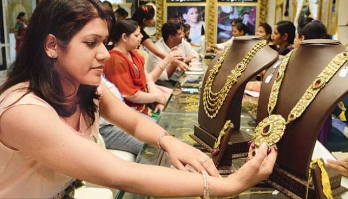 ফের একলাফে অনেকটা কমল সোনার দাম, কলকাতায় কত?