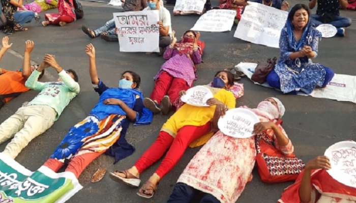'চাকরি চাই', মুখ্যমন্ত্রীর বাড়ির সামনে রাস্তায় শুয়ে পড়ে বিক্ষোভ SSC পরীক্ষার্থীদের