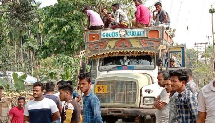 বেআইনি ভাবে বালি-পাথর তোলায় নামছে জলস্তর, ক্ষুব্ধ এলাকাবাসী 