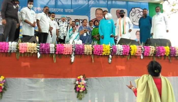  WB assembly election 2021: হাওড়ার নির্বাচনী মঞ্চ থেকে ফুটবলও খেললেন মুখ্যমন্ত্রী