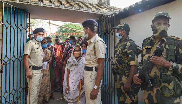 West Bengal Election 2021: অনুমতি ছাড়া বুথে বাহিনী বা পুলিস নয়, দেখতে পারবেন না পরিচয়পত্র, নির্দেশ কমিশনের 