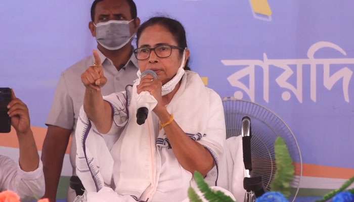 &#039;ISFকে ভোট দেওয়া মানেই BJPকে ভোট&#039;, ওয়াইসি ‘বিজেপির বন্ধু’, রায়দিঘির সভায় কটাক্ষ মমতার