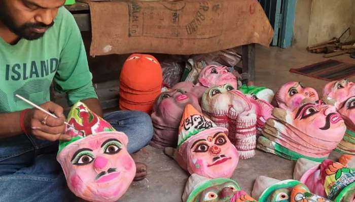 WB assembly election 2021: কাটোয়ার মুখোশশিল্পীর হাতে 'খেলা হবে' পরিণত সব দলের স্লোগানেই!