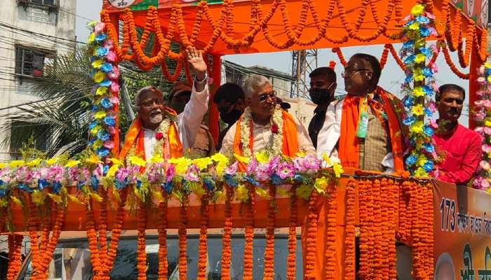 করোনা লুকিয়ে PM Modi-র সভায়, প্রচারে চষে বেড়ালেন BJP প্রার্থী Rantidev?          