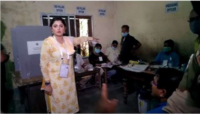 west bengal election 2021: ৪ মতুয়াকে ভোট দিতে &#039;বাধা&#039; তৃণমূলের, ফের বুথে নিয়ে গেলেন শ্রাবন্তী 