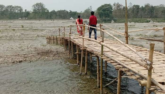 WB assembly election 2021: সেতুবন্ধের আশায় নদী পেরিয়ে, কয়েক কিলোমিটার হেঁটে ভোট দিলেন ওঁরা 