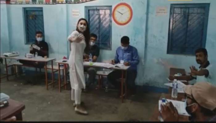 Bengal Election 2021: মিমিকে দেখে সেলফি তুলতে পাগল ভোটকর্মীরা, চিৎকার করে ধমক দেন অভিনেত্রী
