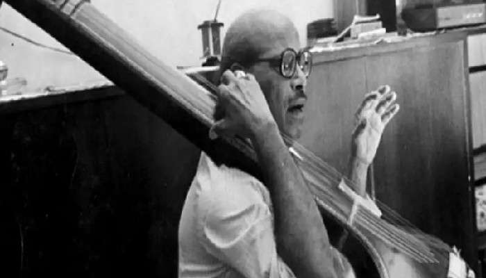 তাঁর গানে চিরকাল একঝাঁক পাখিদের মতো কিছু রোদ্দুর