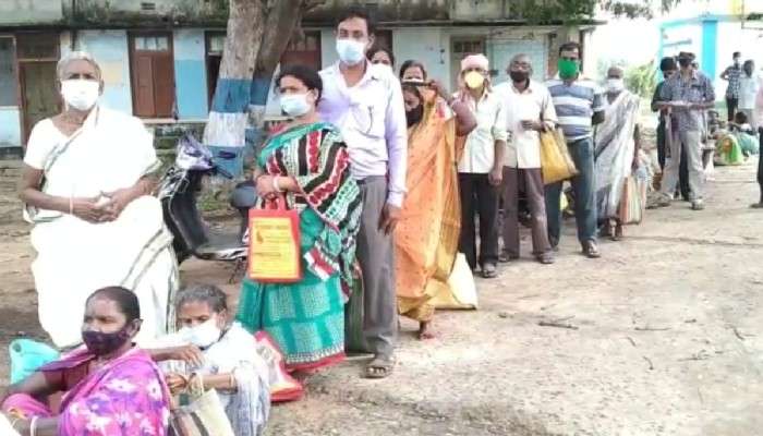  ভোর থেকে লাইন দিয়েও মিলছে না টিকা, নাজেহাল প্রবীণরা