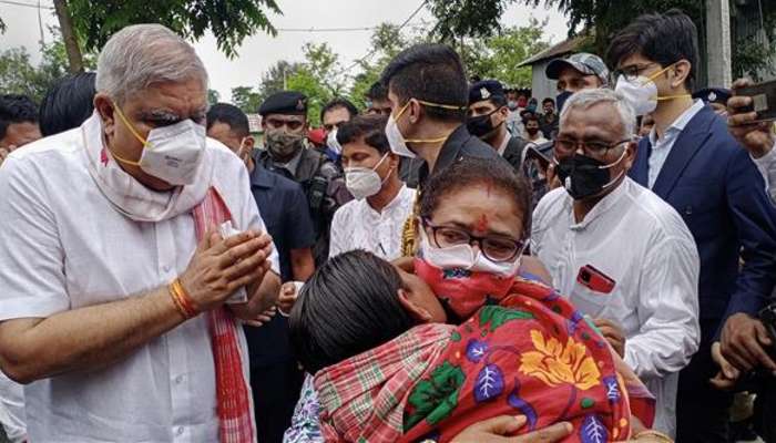 রাজ্যপালের পা ধরে কাঁদলেন আক্রান্তরা; মোদী কোম্পানিতে কাজ করেন, কটাক্ষ Kalyan-র 