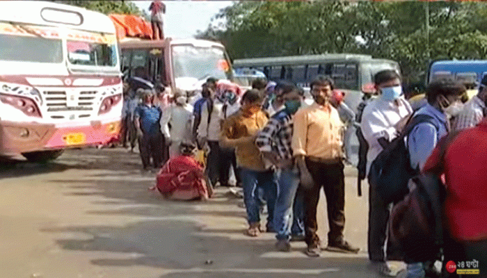 ধর্মতলায় বাসের জন্য লাইনে বাড়ি ফিরতে মরিয়া যাত্রীরা, চলছে টিকিটের কালোবাজারি 