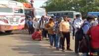 ধর্মতলায় বাসের জন্য লাইনে বাড়ি ফিরতে মরিয়া যাত্রীরা, চলছে টিকিটের কালোবাজারি 