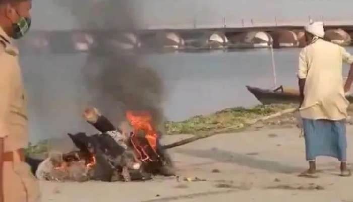 পুলিসের সামনেই পেট্রোল-টায়ার জ্বালিয়ে লাশ সৎকার, ফের সমালোচনার মুখে যোগী সরকার