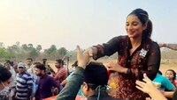 ক্ষুধার্ত মানুষের মুখে খাবার তুলে দিলেন Sayantika, রবিবার এভাবেই কাটল নায়িকার
