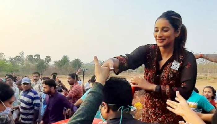 ক্ষুধার্ত মানুষের মুখে খাবার তুলে দিলেন Sayantika, রবিবার এভাবেই কাটল নায়িকার