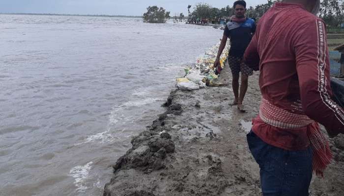 Yaas Update: বাঁধ ভাঙল গোসাবায়, হু হু করে জল ঢুকছে গ্রামে