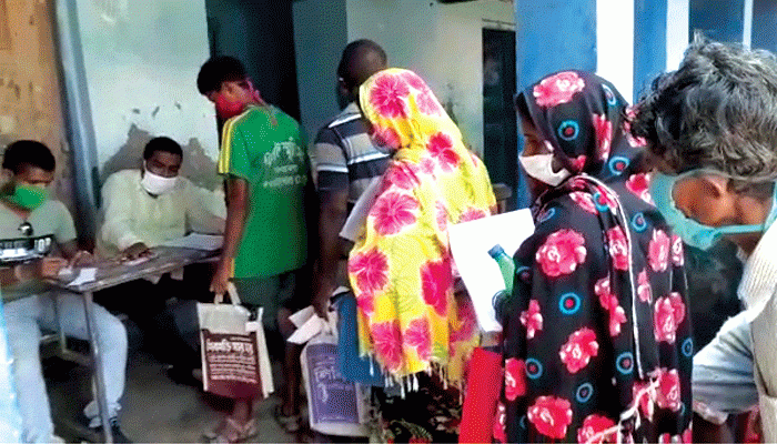 দক্ষিণ ২৪ পরগনার বিভিন্ন জায়গায় শুরু হল 'দুয়ারে ত্রাণ', শিবিরে ভিড় দুর্গতদের