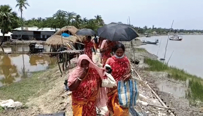 জল নামেনি; তার উপরে রাতে বাঘের গর্জন, চরম আতঙ্কে গোসাবার কুমিরখালি-দয়াপুরের  মানুষজন
