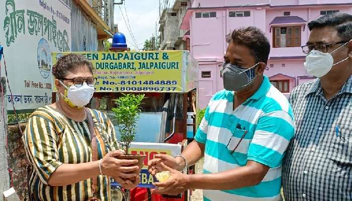 করোনা আক্রান্তের পাশে স্থানীয় মহিলা, সম্বর্ধনা এলাকাবাসীর