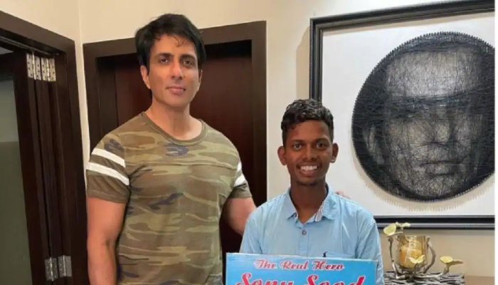 স্বপ্নের নায়ক Sonu Sood!দেখা করতে হায়দ্রাবাদ থেকে মুম্বই খালি পায়ে হেঁটে এলেন ভক্ত