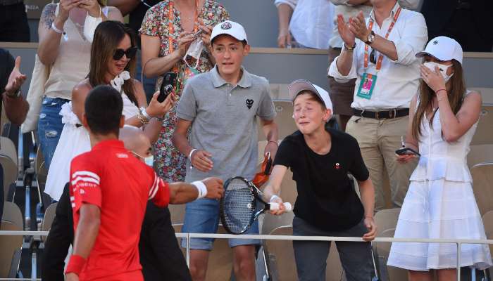 French Open 2021: মহারণে এই খুদেই হয়ে গিয়েছিল তাঁর &#039;কোচ&#039;! যুদ্ধের পর &#039;ব্রহ্মাস্ত্র&#039; তুলে দিলেন Novak Djokovic