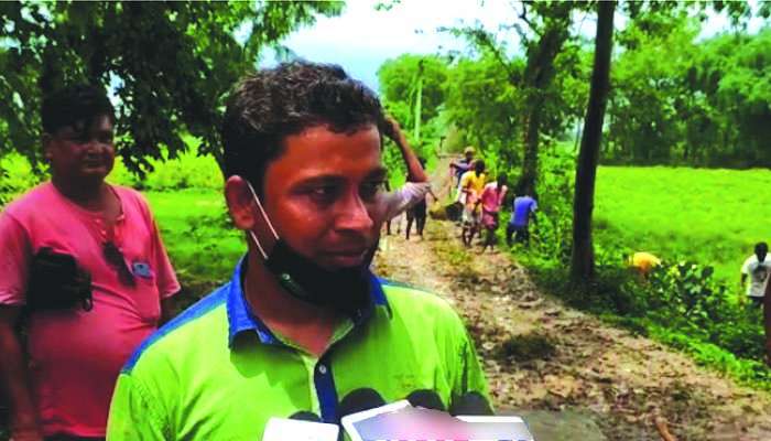 দীর্ঘদিন পড়ে রয়েছে, জামাই ষষ্ঠীতে শ্বশুরবাড়ি গিয়ে ভাঙা রাস্তা সারাইয়ে নেমে পড়ল গ্রামের জামাইরা