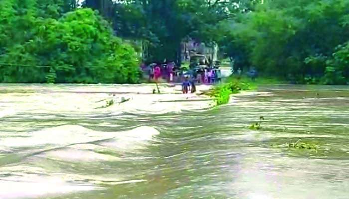 বীরভূমে চন্দ্রভাগা নদীতে জলের তলায় চলে গেল আস্ত সেতু, বিপাকে ৭টি গ্রাম