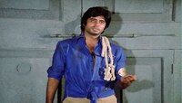 লম্বা ঝুলের শার্টকে গিঁট বেঁধে স্টাইল স্টেটমেন্ট বানালেন,নস্টালজিক 'দিওয়ার' স্টার
