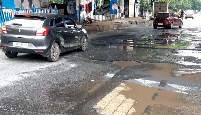 বর্ষায় বেরিয়ে পড়ছে কলকাতার রাস্তার হাড়পাঁজর, ভুল সময়ে মেরামতিতেই এই ভোগান্তি!