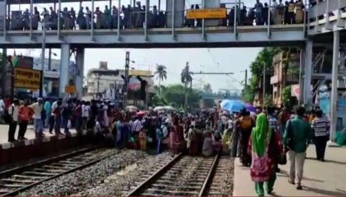 লোকাল ট্রেন চালুর দাবি, পুলিসের গাড়ি ভাঙচুর, রেল অবরোধ একাধিক স্টেশনে