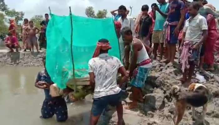 সুন্দরবনে সাপে কামড়ে নাবালিকার মৃত্যু, 'প্রাণ ফেরা'র আশায় ভেলায় দেহ ভাসাল পরিবার 
