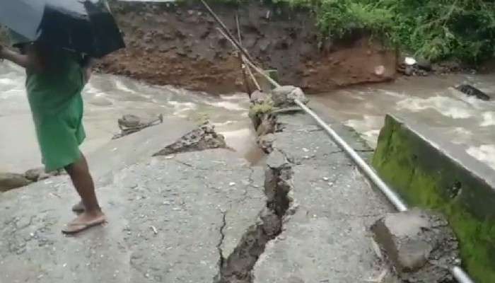 জলের তোড়ে ভাঙল নদীর উপরের সেতু, বিচ্ছিন্ন কয়েকশো মানুষ