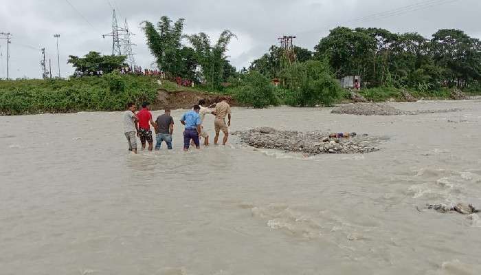 জ্বালানি নিয়ে ফেরার পথে ট্রেনের ধাক্কায় নদীতে ছিটকে পড়লেন মহিলা, ঘটনাস্থলেই মৃত্যু 