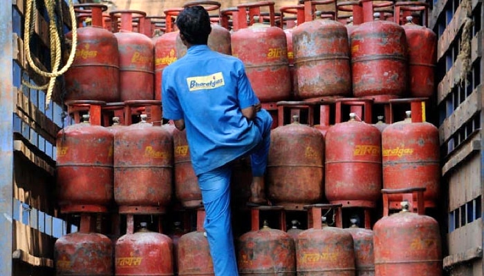 LPG Price Hike: হেঁশেলে আগুন! একলাফে ২৫ টাকা বাড়ল রান্নার গ্যাসের দাম