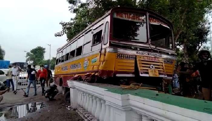 রেড রোডে ভয়াবহ বাস দুর্ঘটনা, রেলিং ভেঙে ফোর্ট উইলিয়ামের পাঁচিলে ধাক্কা, মৃত ১