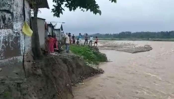 আচমকা মাল নদীর জল ধেয়ে এল বসতির দিকে, ফুলেফেঁপে ওঠা স্রোতে ভাঙল পাড় 