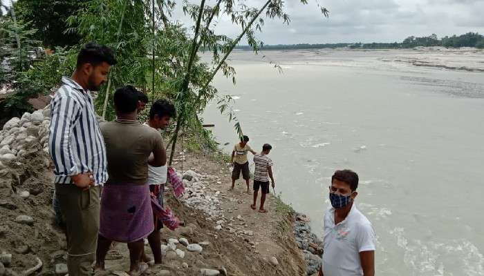 প্রবল বৃষ্টিতে ক্ষতিগ্রস্ত বাঁধ, যুদ্ধকালীন তৎপরতায় চলছে মেরামতি