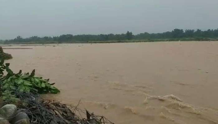 মাল শহরে নতুন করে নদীভাঙন, শহর-চত্বরে জমেছে জলও