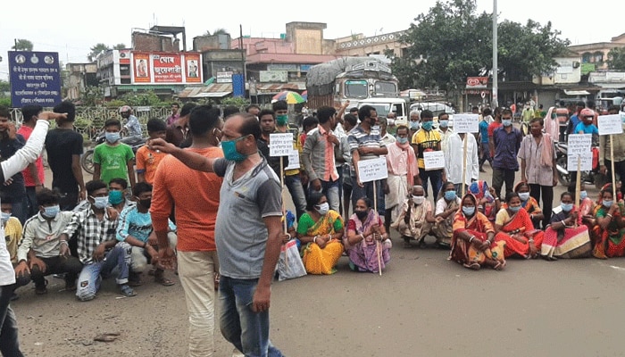 দল না দেখে সরকারি কাজ হয়েছে ব্লকে, BDO-র বদলি রুখতে পথ অবরোধ গোঘাটে 