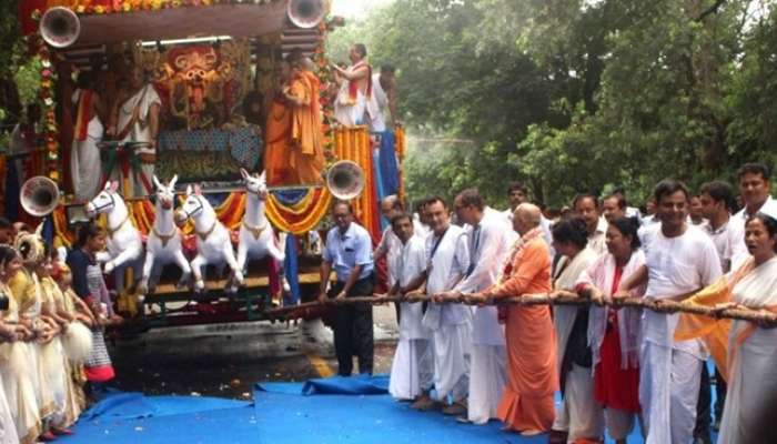 Rathyatra: লোকারণ্যহীন ইসকনের রথযাত্রা! রাস্তায় নয়, মন্দির অন্দরেই চলল রথ