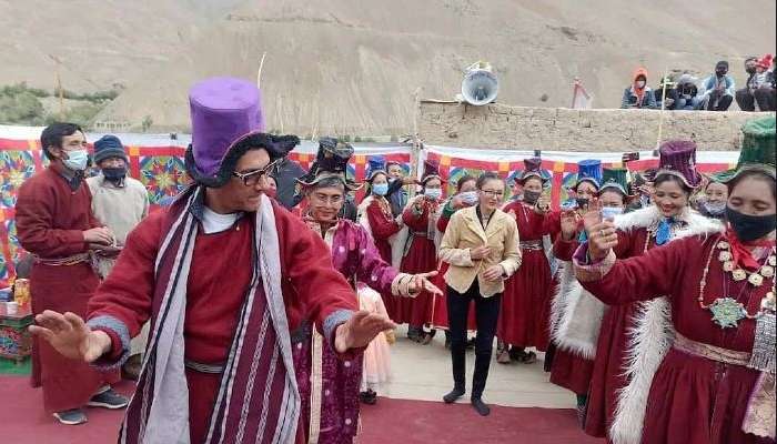 পরনে তিব্বতি পোশাক, Ladakh-র শিল্পীদের সঙ্গে নেচে উঠলেন সদ্য &#039;প্রাক্তন&#039; Aamir-Kiran