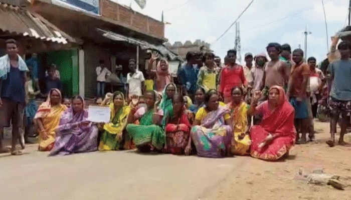 সদ্য বিবাহিত তরুণীকে অপহরণের অভিযোগ; রাস্তা অবরোধ, দফায় দফায় বিক্ষোভ নারায়ণগড়ে