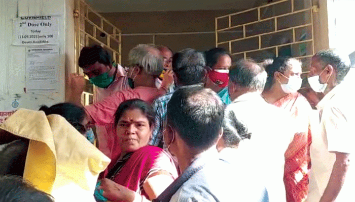 প্রাক্তন চেয়ারম্যানের সুপারিশে লাইন ছাড়াই দেওয়া হচ্ছে টিকা! তুমুল বিক্ষোভে বন্ধ হল টিকাকরণ 