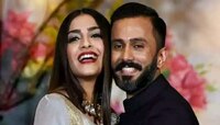 মা হতে চলেছেন Sonam Kapoor! ওভারসাইজড পোশাকে তাঁকে দেখে বলিউডে জোর গুঞ্জন
