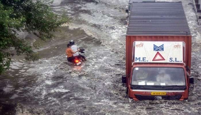 ঘণ্টাতিনেকের টানা বৃষ্টিতেই ডুবল Delhi